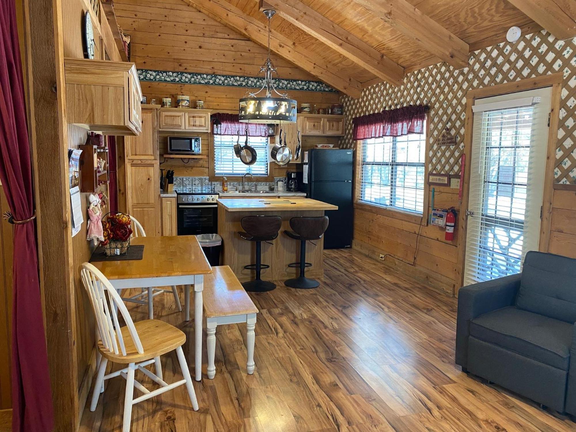 A Peace Of Heaven Cabins And Rv Vanderpool Exterior foto