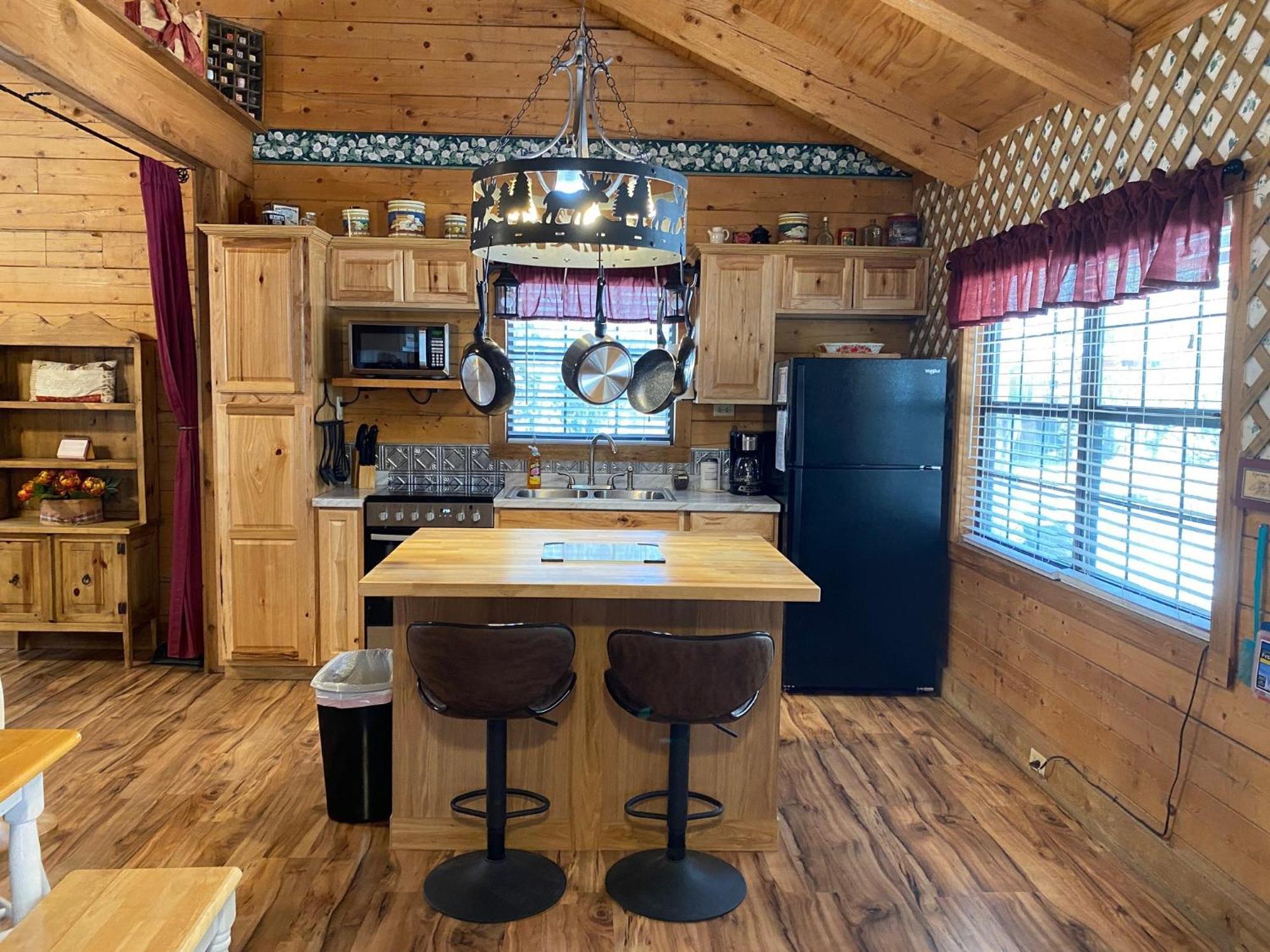 A Peace Of Heaven Cabins And Rv Vanderpool Exterior foto